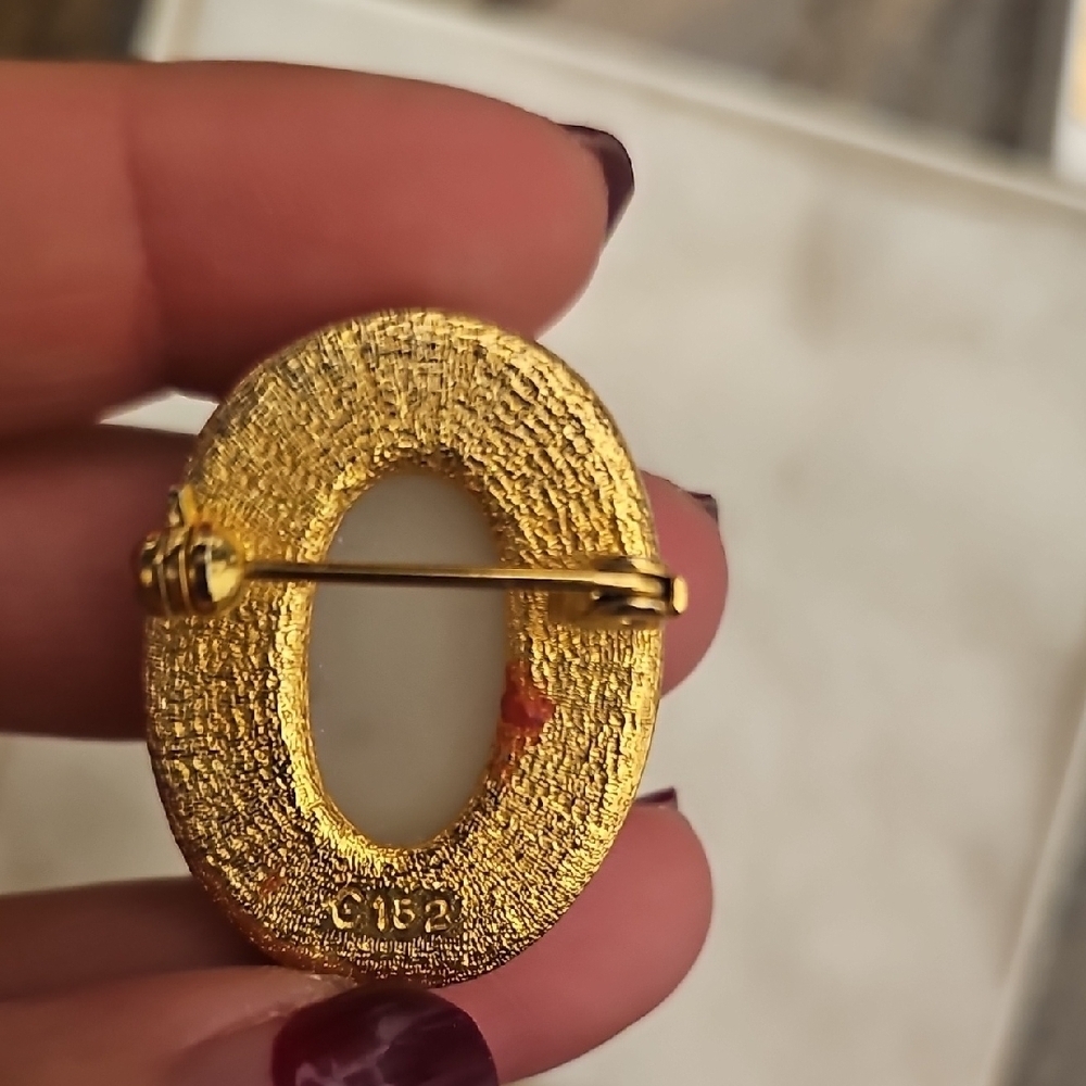 VINTAGE Elegant Gold and Cream Cameo Brooch - Picture 2 of 2